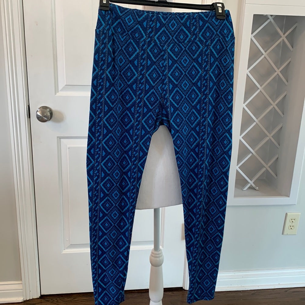 Lularoe leggings size tall and curvy.  Pretty blue and black pattern.